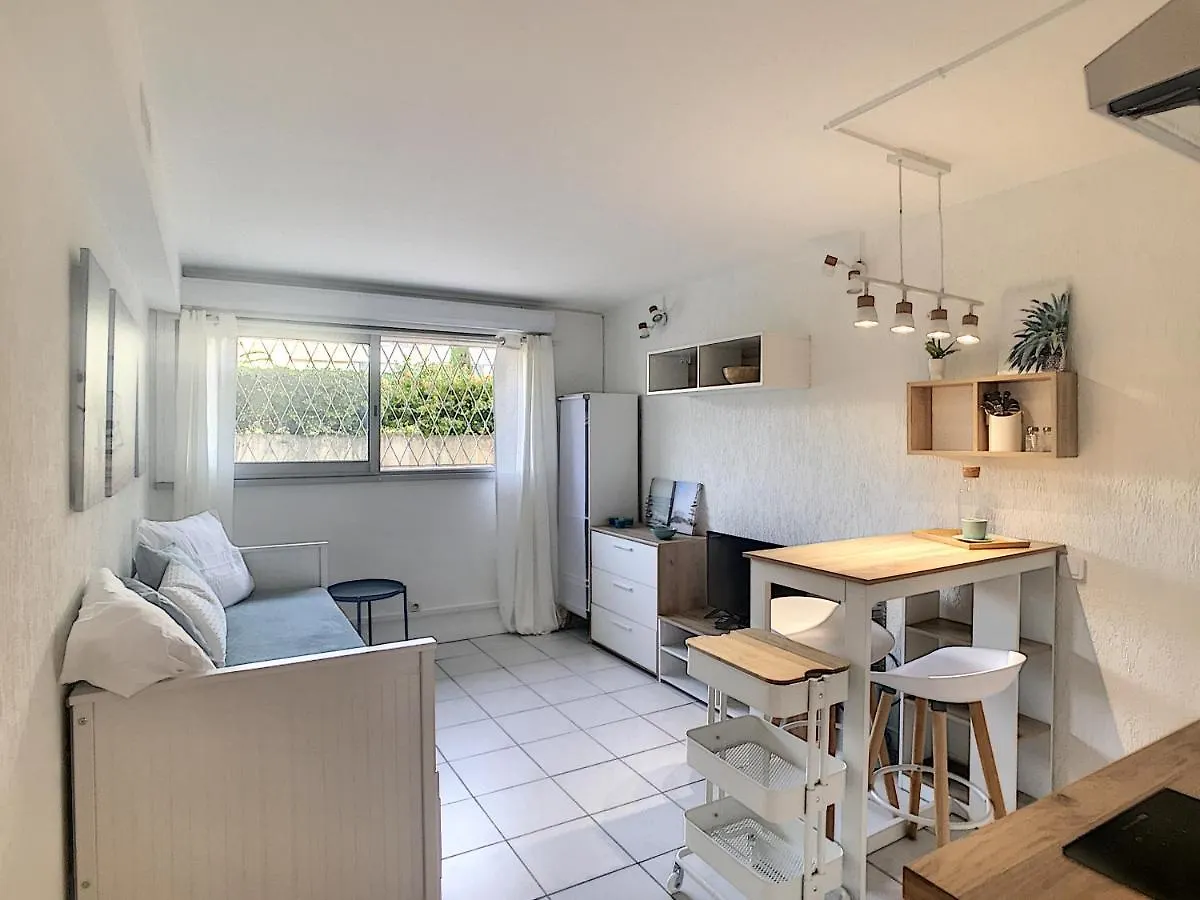 Golfe Juan Studio Dans Residence Avec Piscine Vallauris